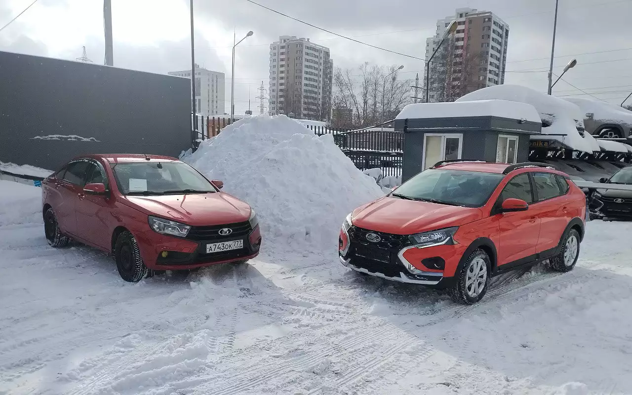 Замена в парке «За рулем»: Веста уступает место Искре.