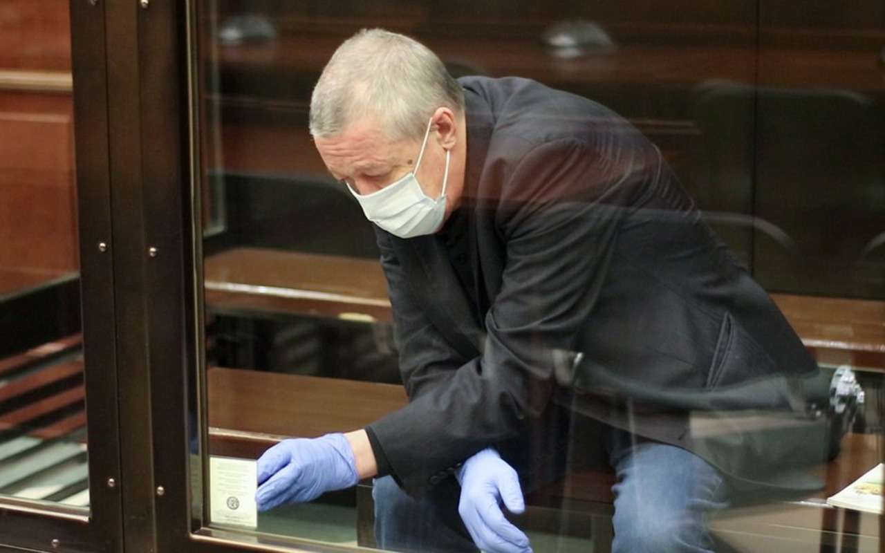 Михаилу Ефремову скостили срок. Немного