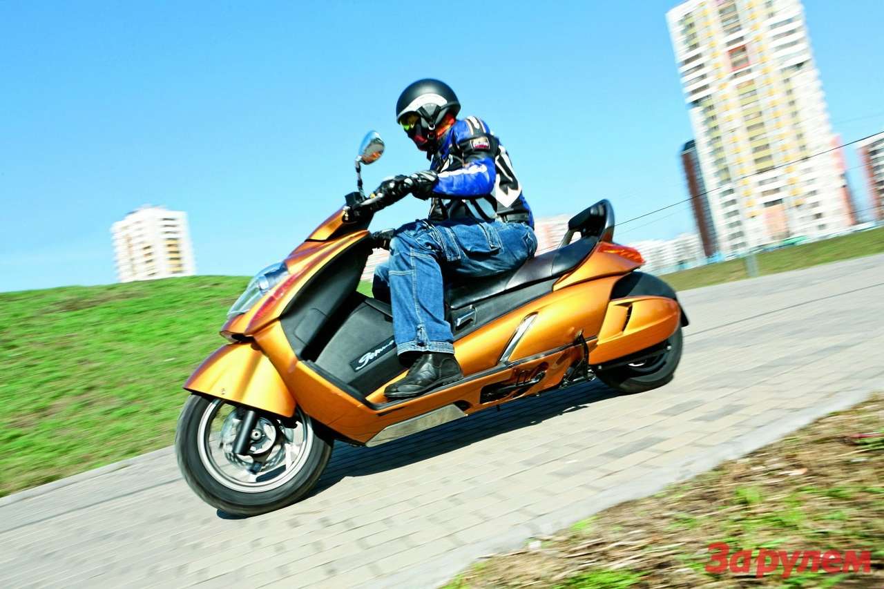 Suzuki Gemma: макси-скутер, 2009 г., 249 см³, 22 л.с., 210 кг, 230 000 руб.