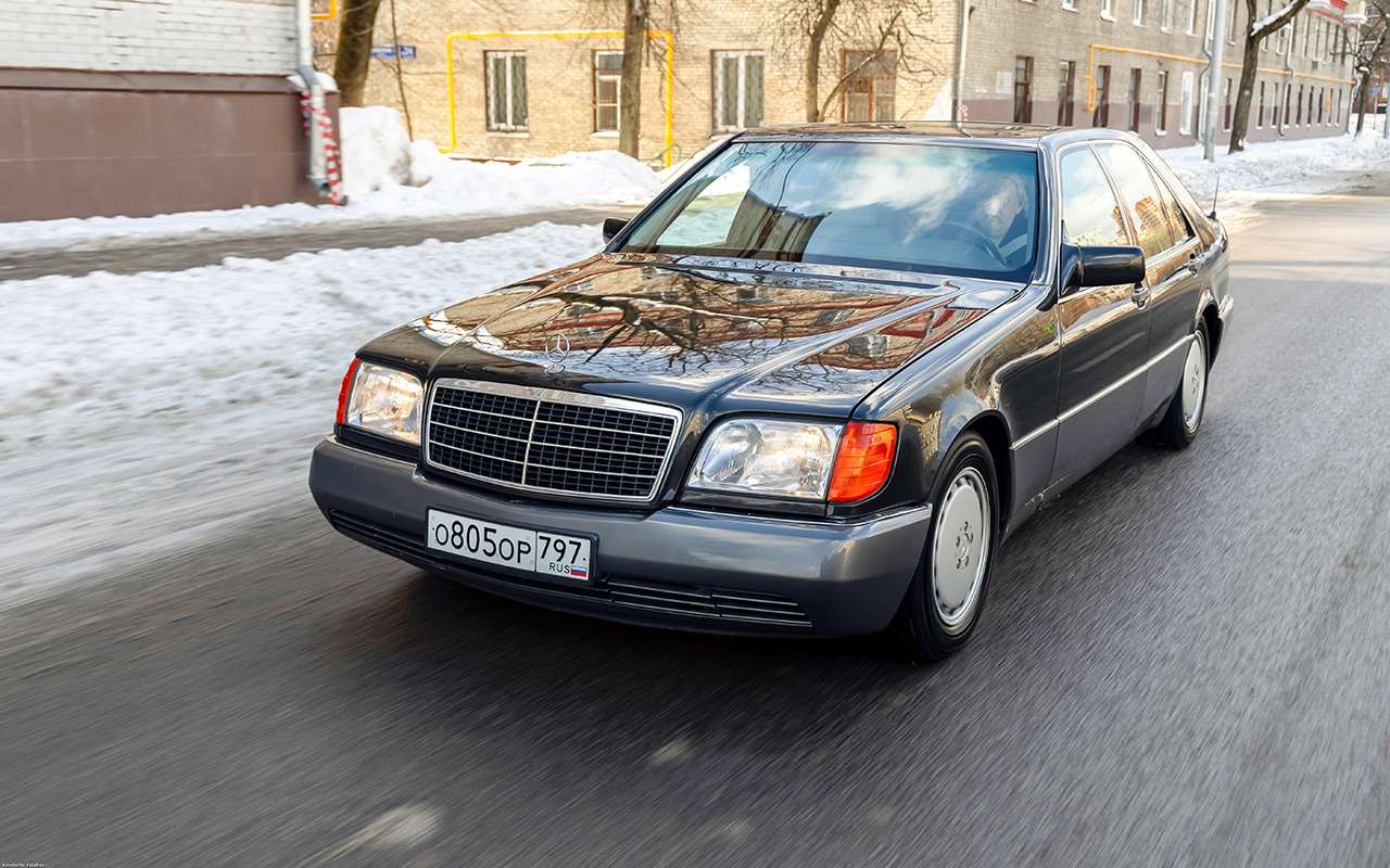 Mercedes-Benz легко опознать и по характерным ребристым фонарям. На дорестайлинговых Мерседесах W140 ставили указатели поворотов с оранжевыми стеклами.