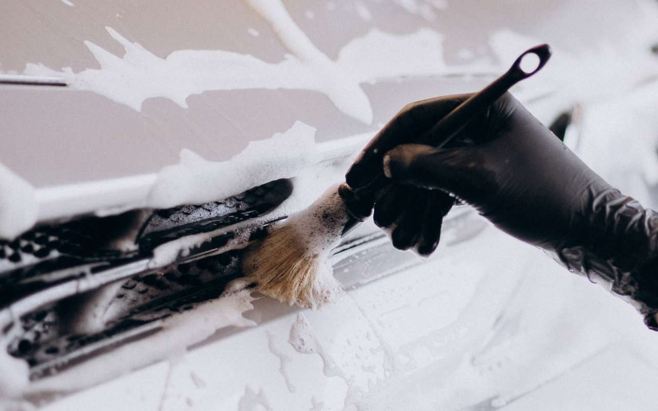 Если намазать этот соус на кузов машины, она засияет как новая — делимся лайфхаком