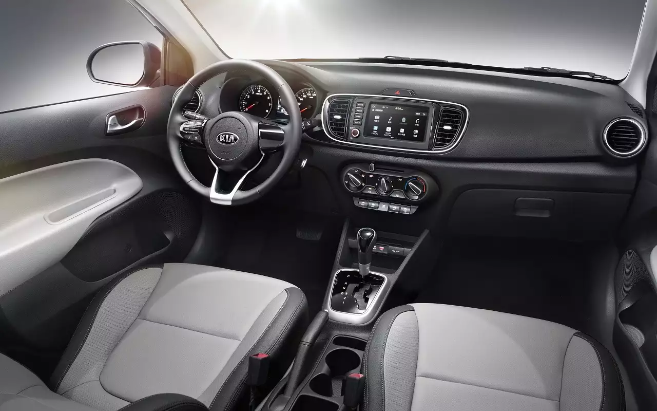 Интерьер Kia Pegas