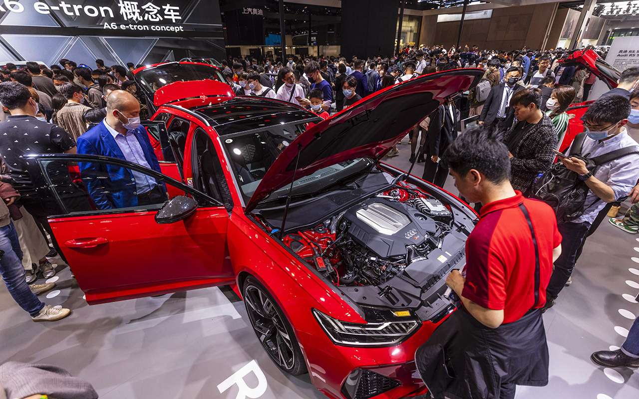 Открылся автосалон в Шанхае: 20 стран, 1,5 тыс. моделей, 100 премьер