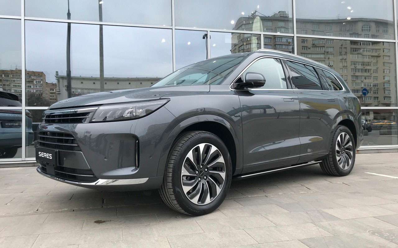 С базовой 20-дюймовой обувкой Seres M7 предлагается за 7 млн 590 тысяч рублей. Опция только одна – 21-дюймовые колеса, за которые надо доплатить 100 тысяч.