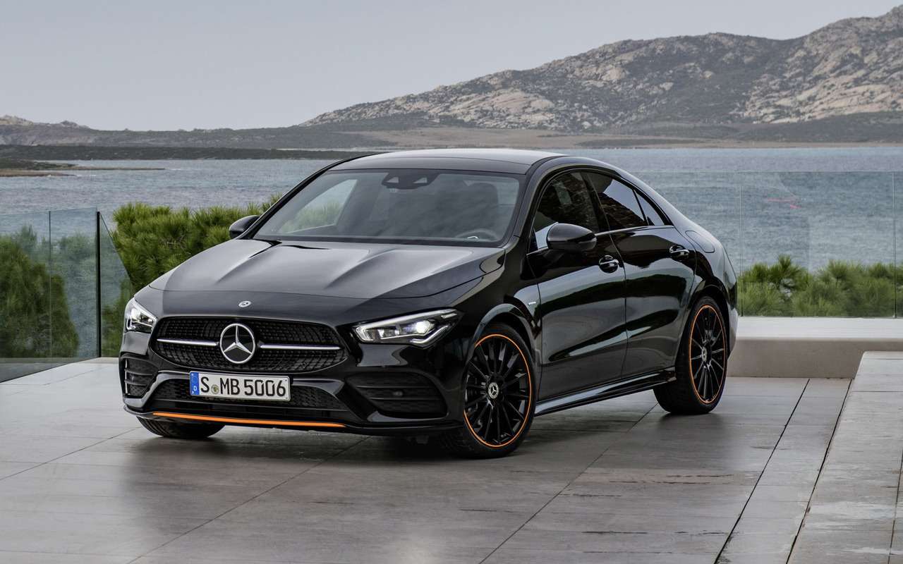 Mercedes-Benz CLA 250, представленный в Лас-Вегасе, оснащен особой многорычажной задней подвеской, благодаря которой снижается уровень шума и вибрации. Кроме того, в ней применяется более прочный стабилизатор поперечной устойчивости, что снижает крены, а также адаптивные амортизаторы.