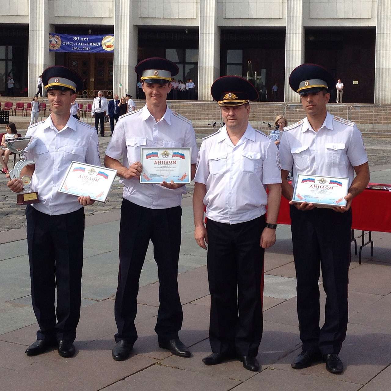 Начальник Госавтоинспекции России Виктор Нилов с победителями конкурса.