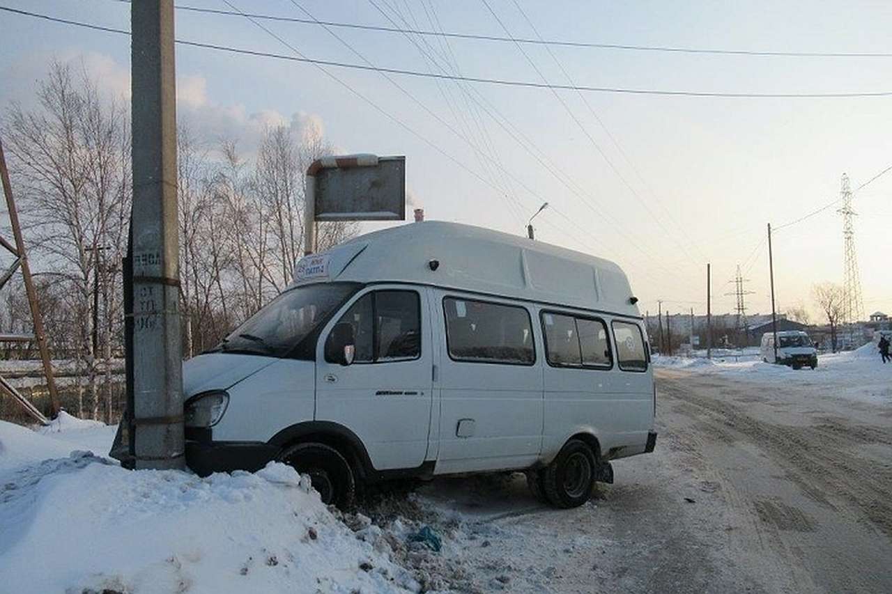 Дорога к дому: пьяный вахтовик угнал маршрутку и врезался в столб