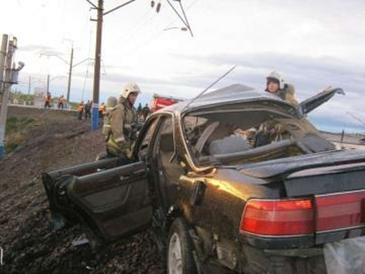 Иномарка столкнулась с поездом в Хакасии