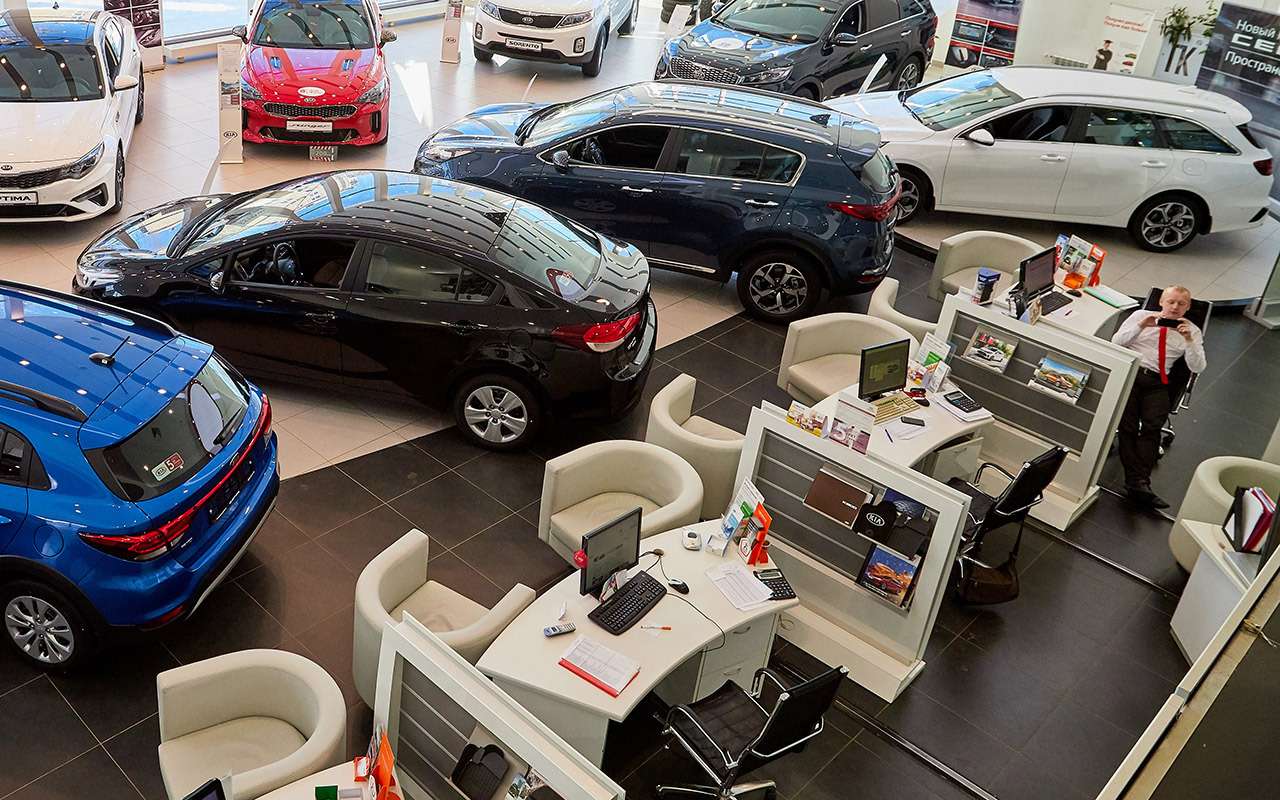 50% покупателей продолжает доверять автосалонам