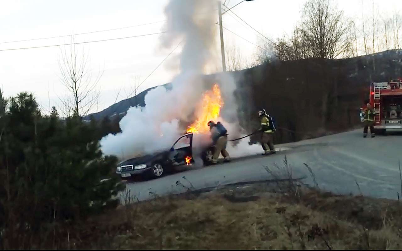 Пожарные тушат «убегающий» автомобиль (ВИДЕО)