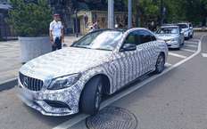 Полиция задержала Mercedes-Benz, обклеенный долларами