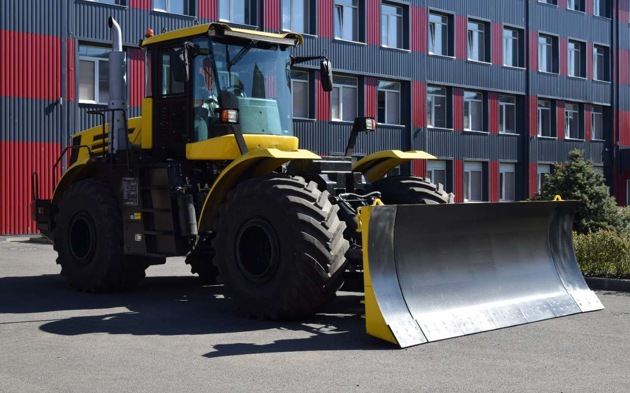 Новый бульдозер Кировец показали в Москве