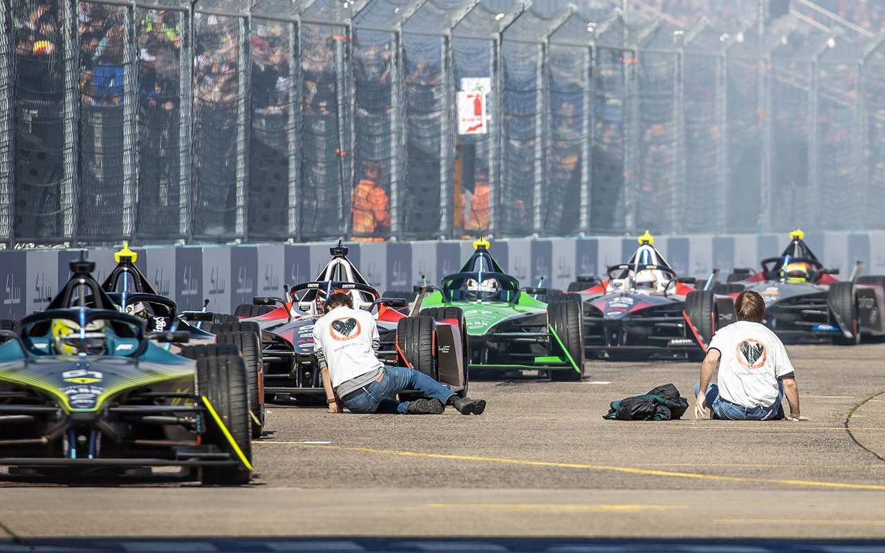 Экоактивисты приклеили себя к дороге (и вот чем это обернулось)