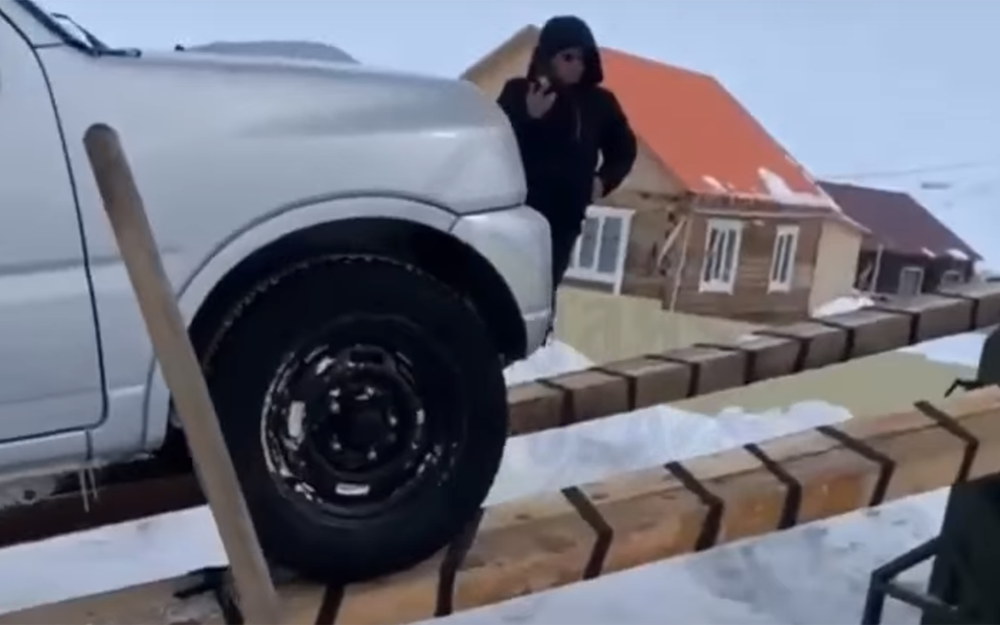 Необычный способ перевозки машин в Якутии (видео)