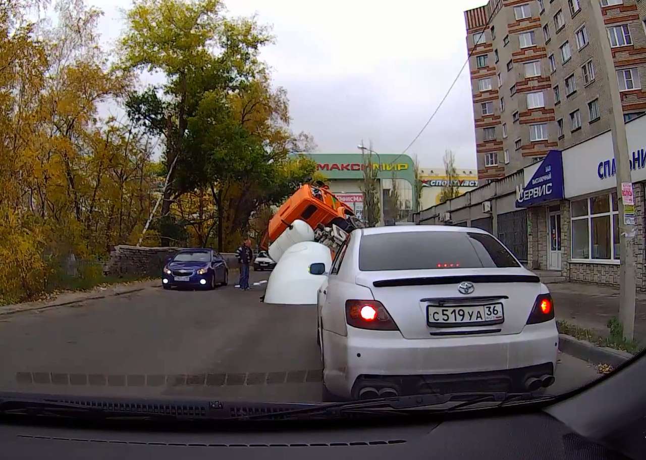 Бетономешалка внезапно ушла под асфальт на глазах удивленных автомобилистов (ВИДЕО)