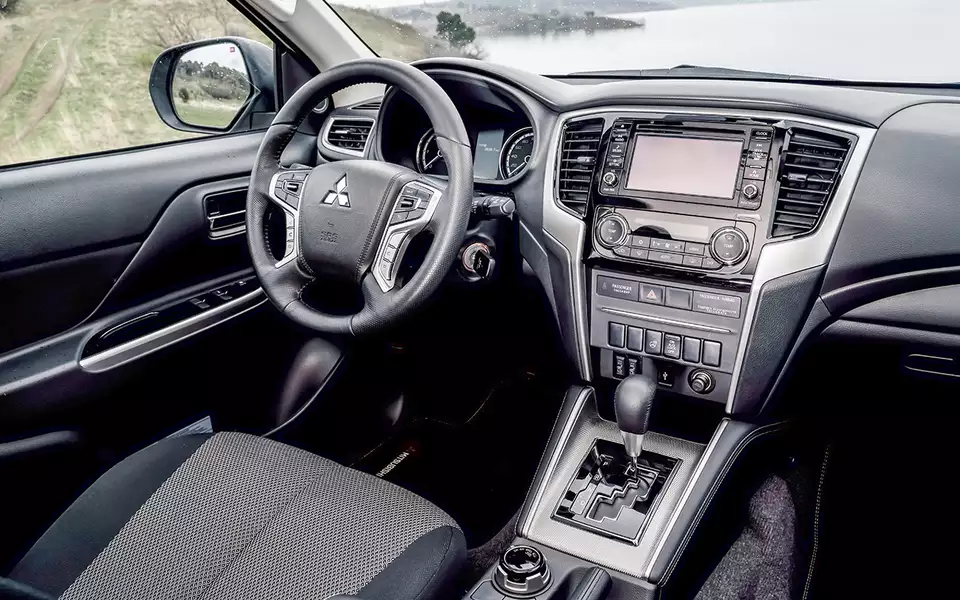 Создатели «пятого» L200 стремились уйти от имиджа утилитарного грузовика. В салоне это вполне удалось. Но из-под заднего свеса сильно виднеется запаска…