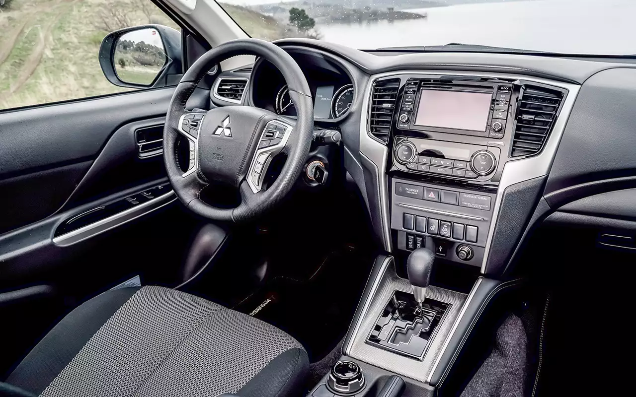 Создатели «пятого» L200 стремились уйти от имиджа утилитарного грузовика. В салоне это вполне удалось. Но из-под заднего свеса сильно виднеется запаска…