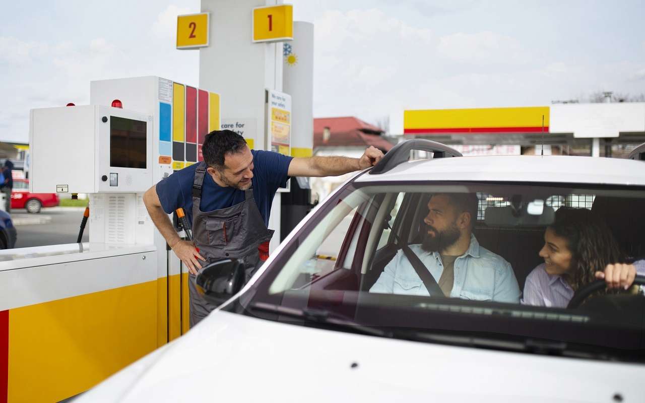 А вы знали, что вас могут оштрафовать на АЗС? Этого нельзя делать на заправке