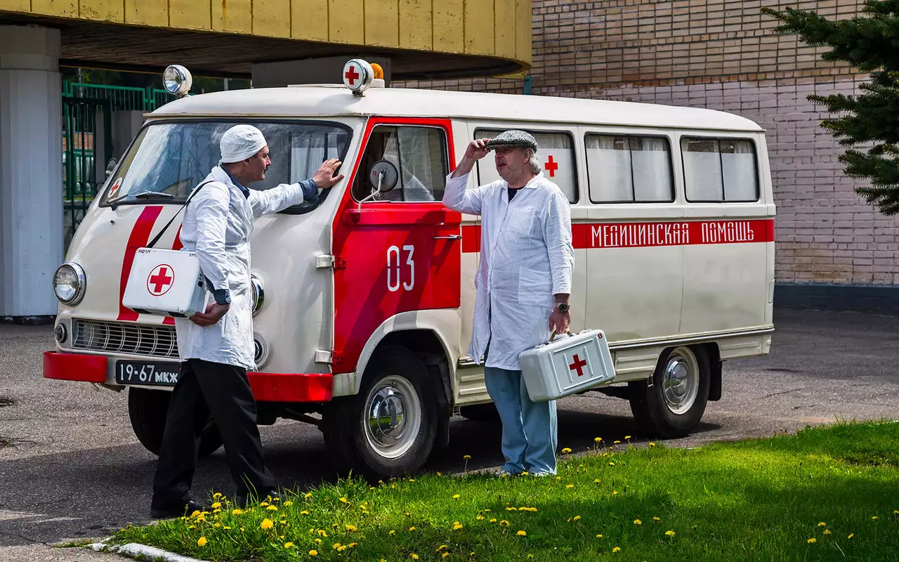Дежурим в санитарном «рафике» 1960-х годов.