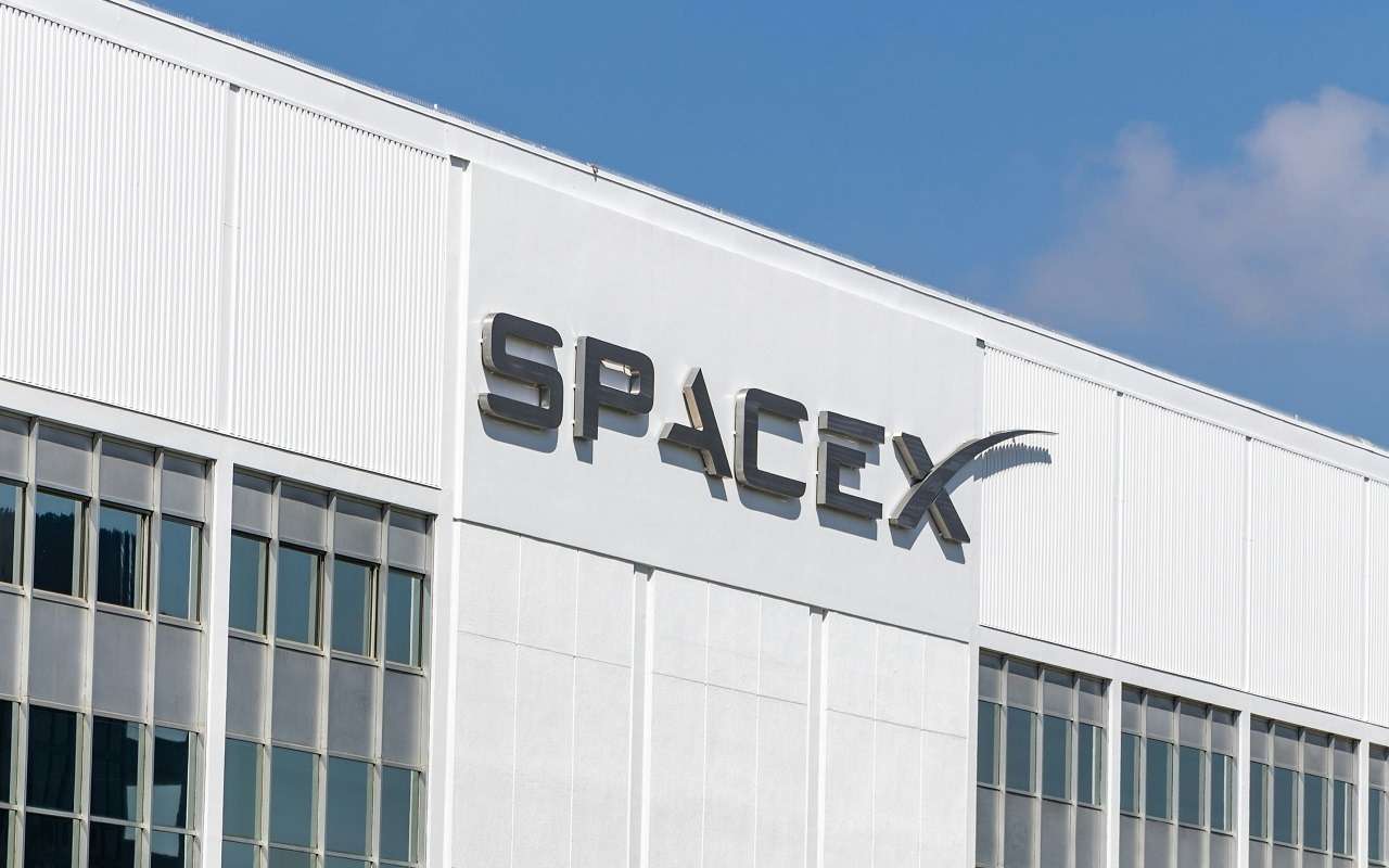 Илон Маск пообещал миру летающую Tesla с ракетными технологиями к 2025 году