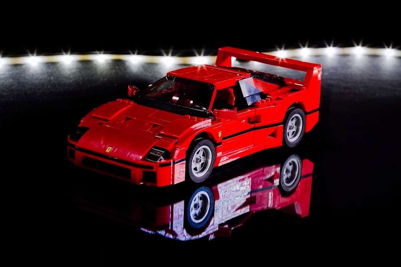 Игрушечная Ferrari F40 из тысячи частей: собрать — не разобрать (ВИДЕО)