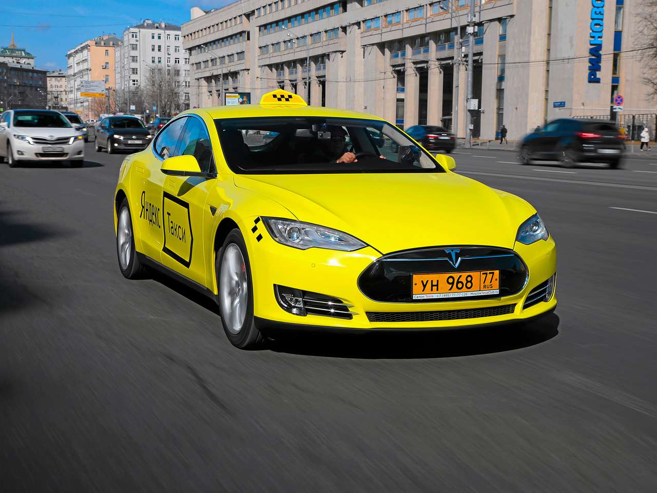 Такси-тест Tesla Model S P85: деньги из розетки
