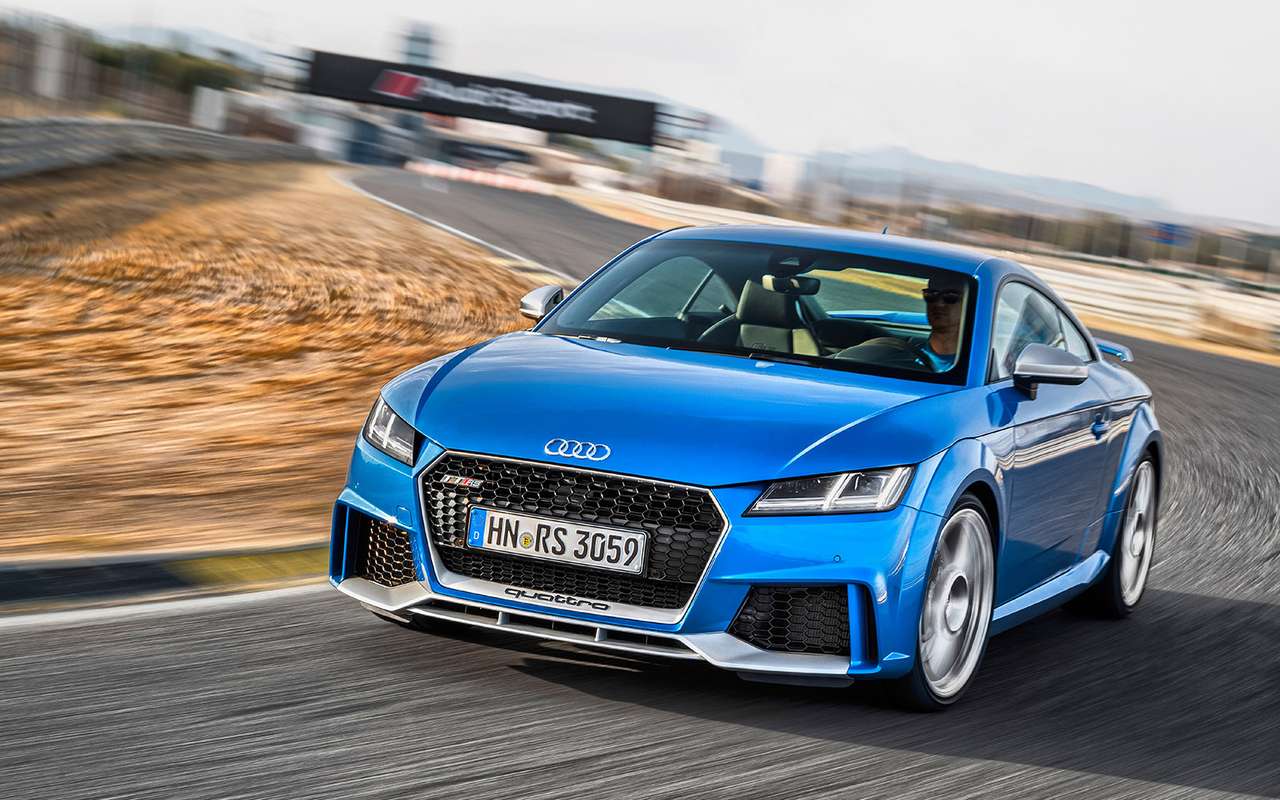 Audi TT RS позволяет валить в поворотах с минимумом усилий, и эта кажущаяся легкость вводит в заблуждение. Динамика родстера чуть хуже, но управляется он интереснее, чем купе!