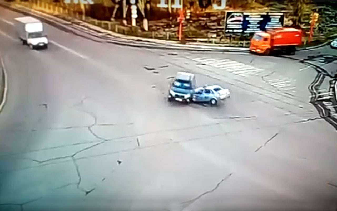 Двигаясь на красный, машина ГИБДД влетела в кроссовер: трое пострадавших