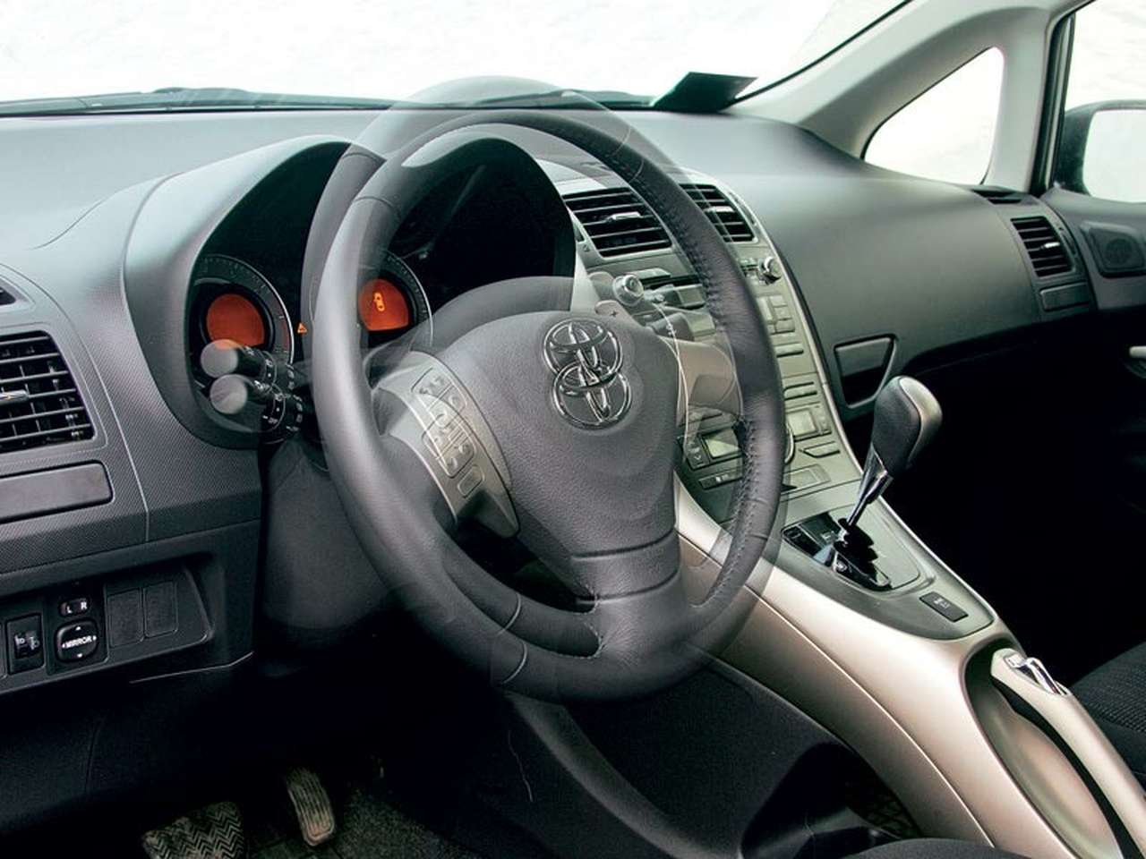 Регулировка колонки по высоте, помимо прочего, позволяет правильно сориентировать подушку безопасности.