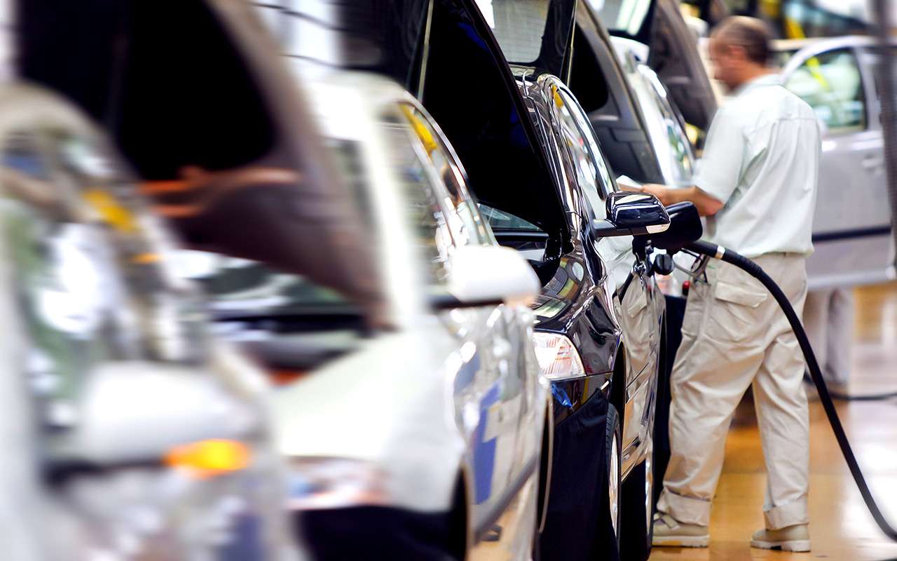 Названы компании, которые сохранили свои заводы в России