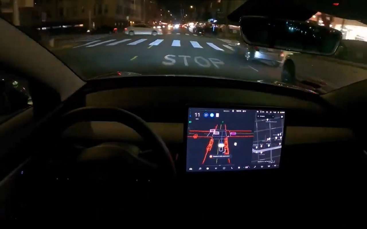 Смотрите, как Тесла едет на автопилоте по оживленному ночному городу