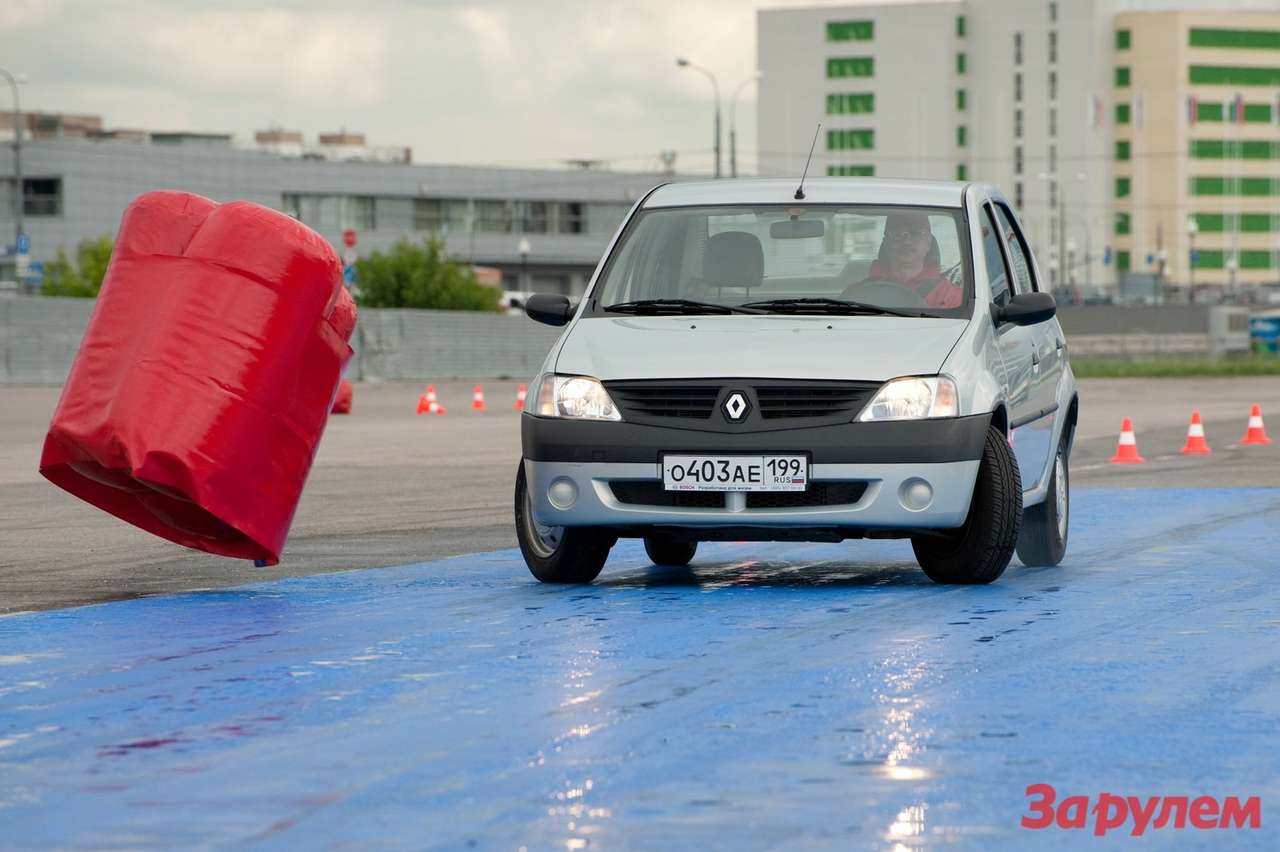 Московские дороги начали поливать скользкой гадостью