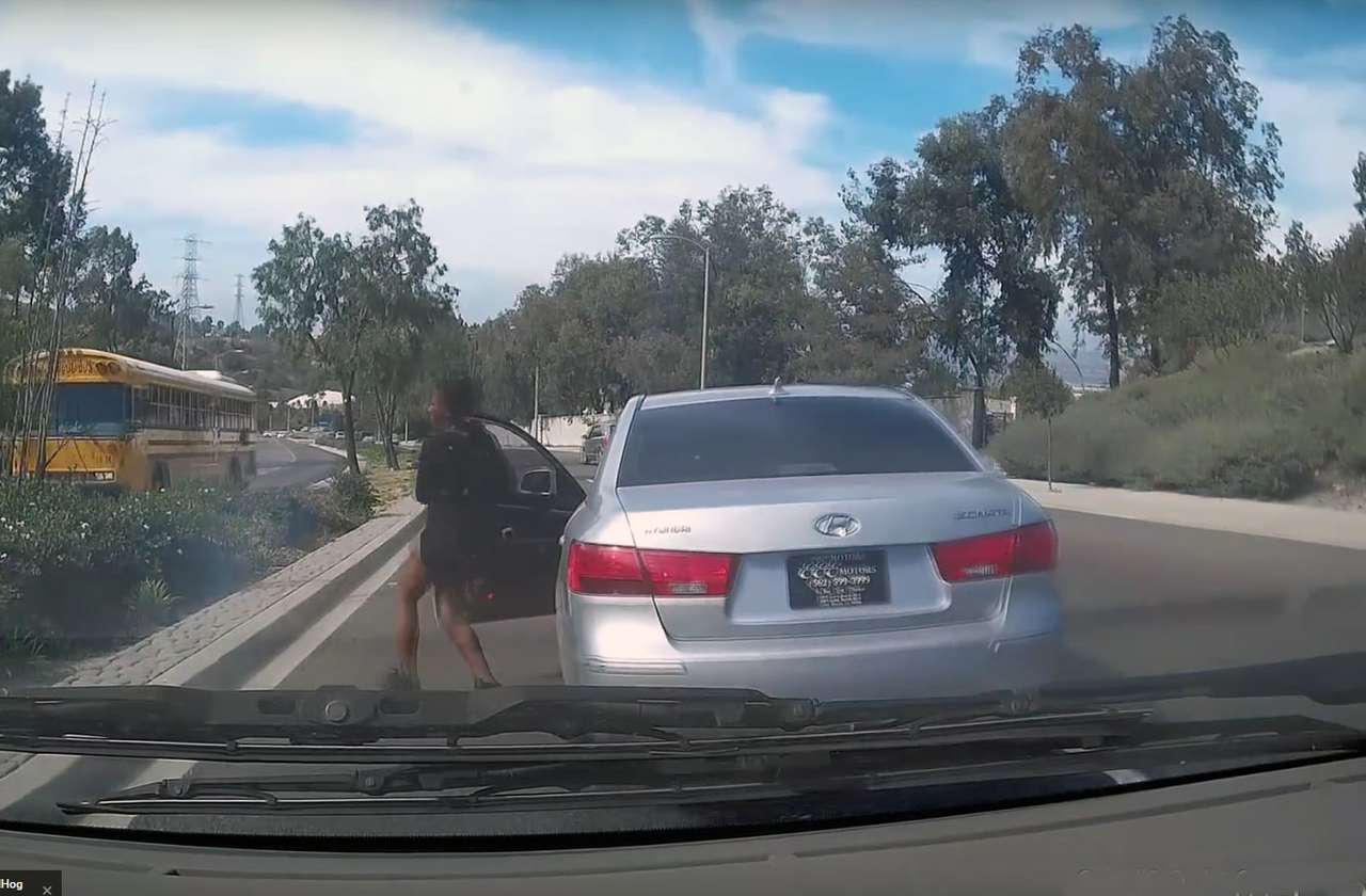 Девушка-водитель прямо на ходу покидает автомобиль (ВИДЕО)