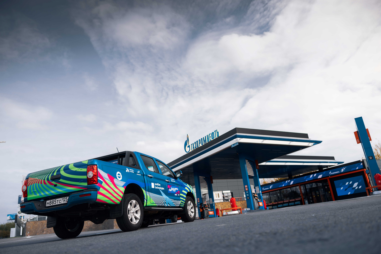 Сеть АЗС «Газпромнефть» стала стратегическим партнером международного автопробега Tro-Phygital Tour