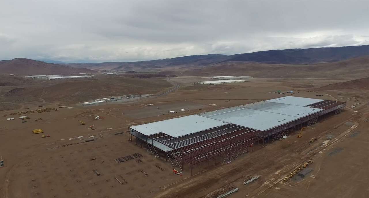 Пролетая над заводом Tesla Gigafactory (ВИДЕО)