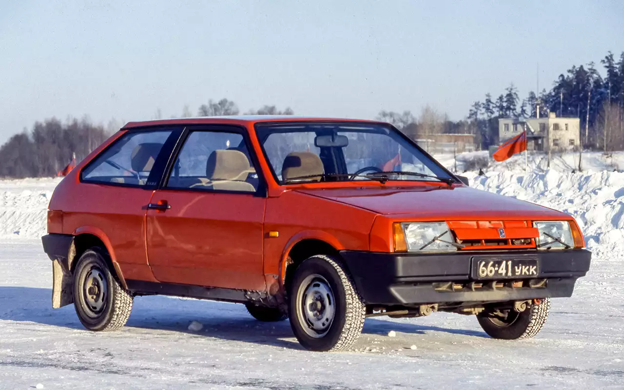 «Восьмерка» – самая тяжелая из ровесников‑дебютантов. Вслед за трехдверным хэтч­беком в семействе появились пятидверный хэтчбек и седан, а также западные мелкосерийные кабриолеты.