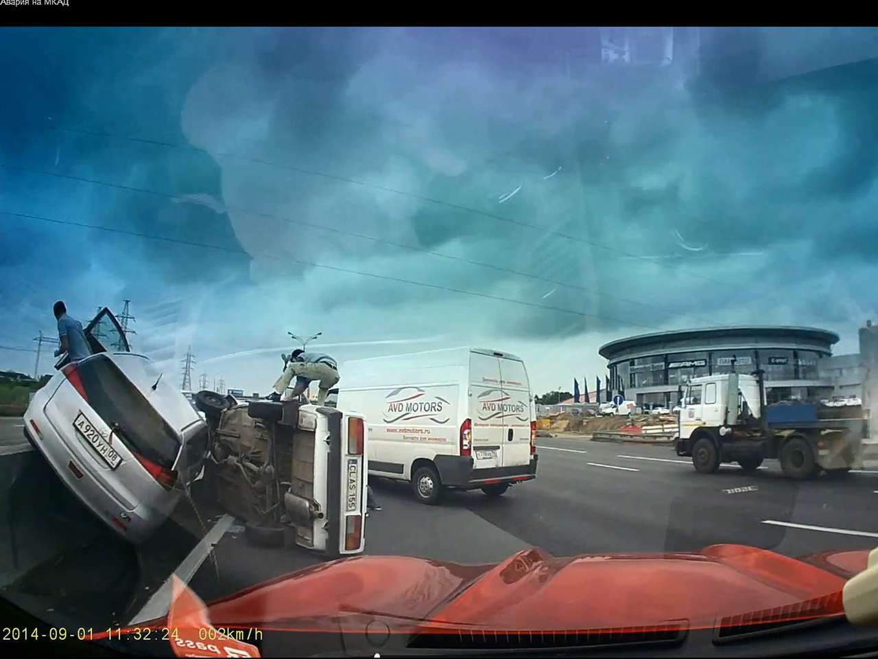 Желание купить Mercedes-Benz привело к аварии на МКАД (ВИДЕО)