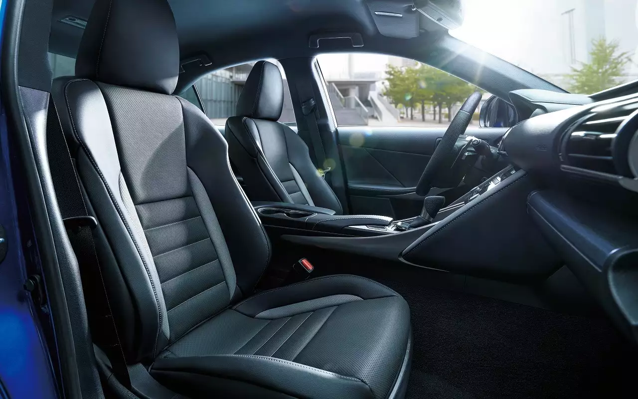 Интерьер Lexus IS