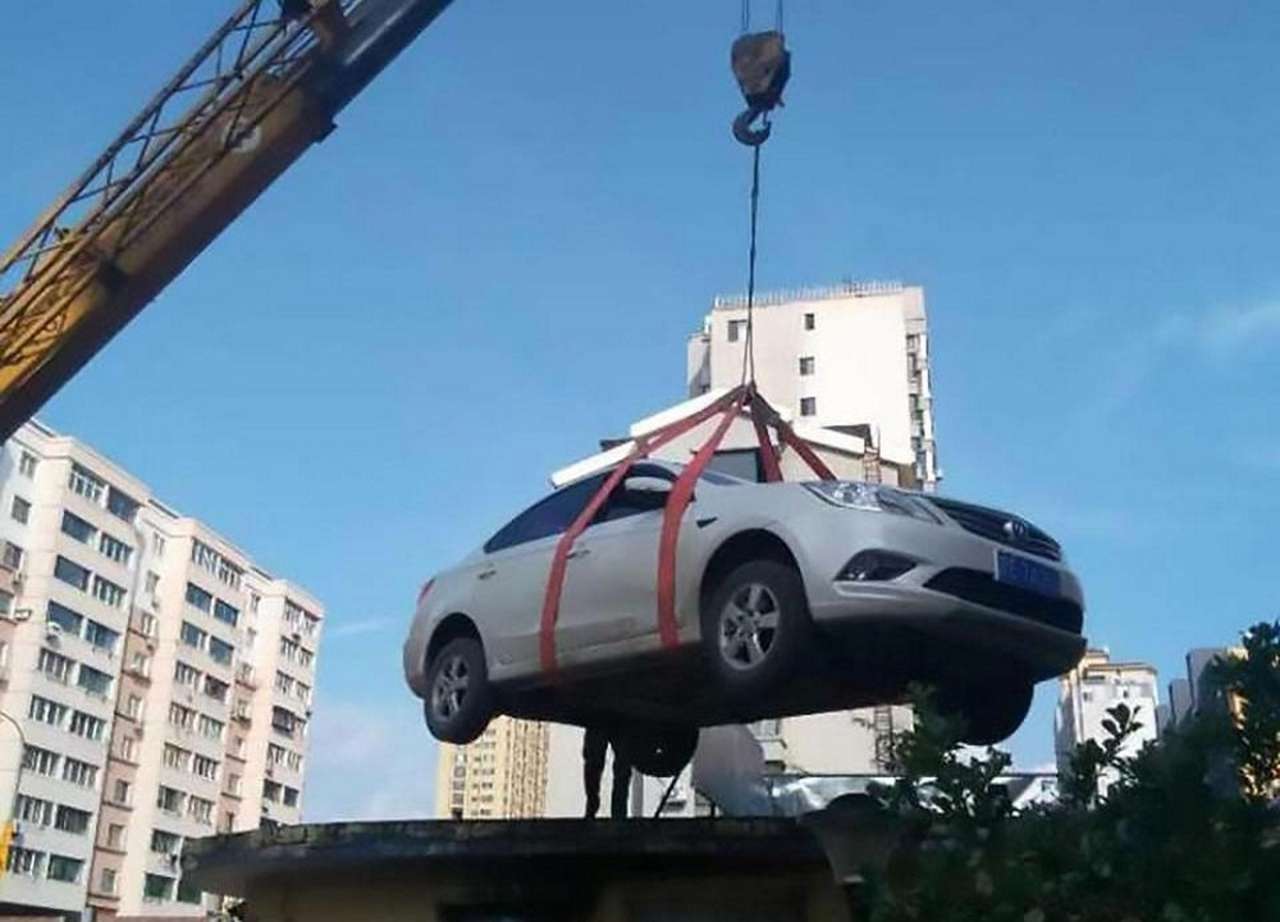 Охранник наказал упрямую нарушительницу правил парковки