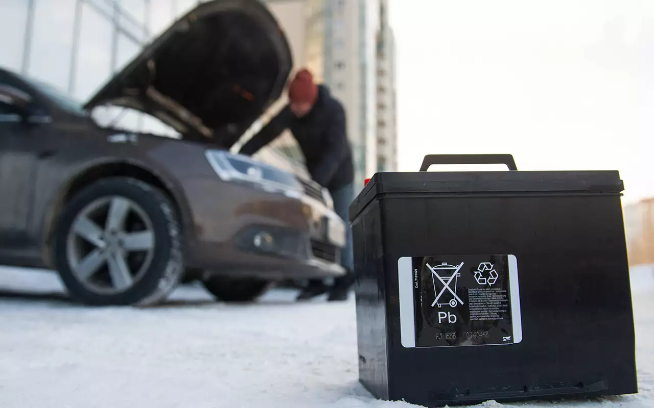 Опять сел аккумулятор? Вот самая частая причина (и как подстраховаться)