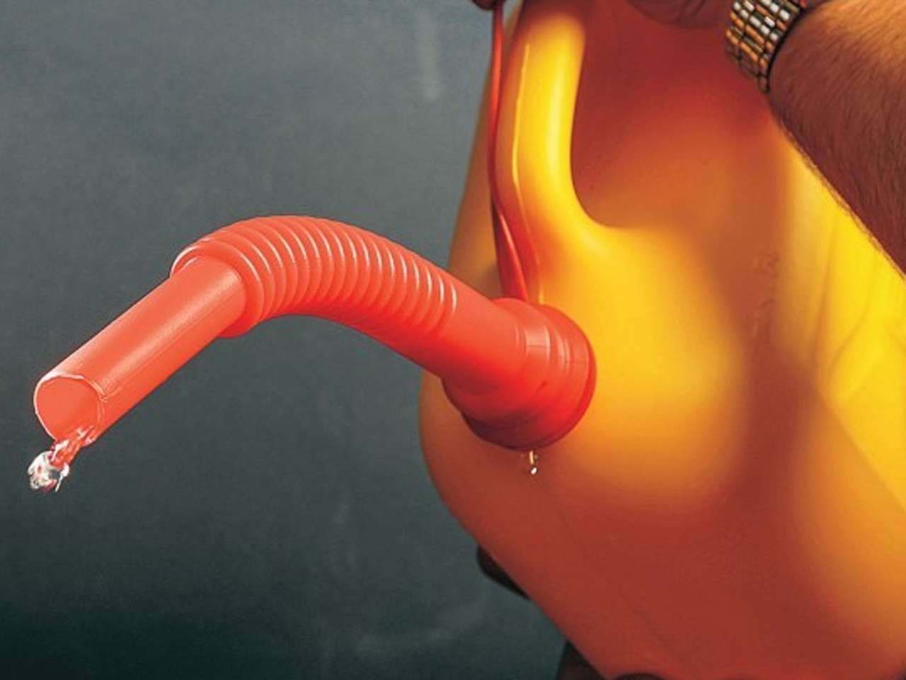 Правительство Венесуэлы не рискует повышать цену на самый дешевый в мире бензин