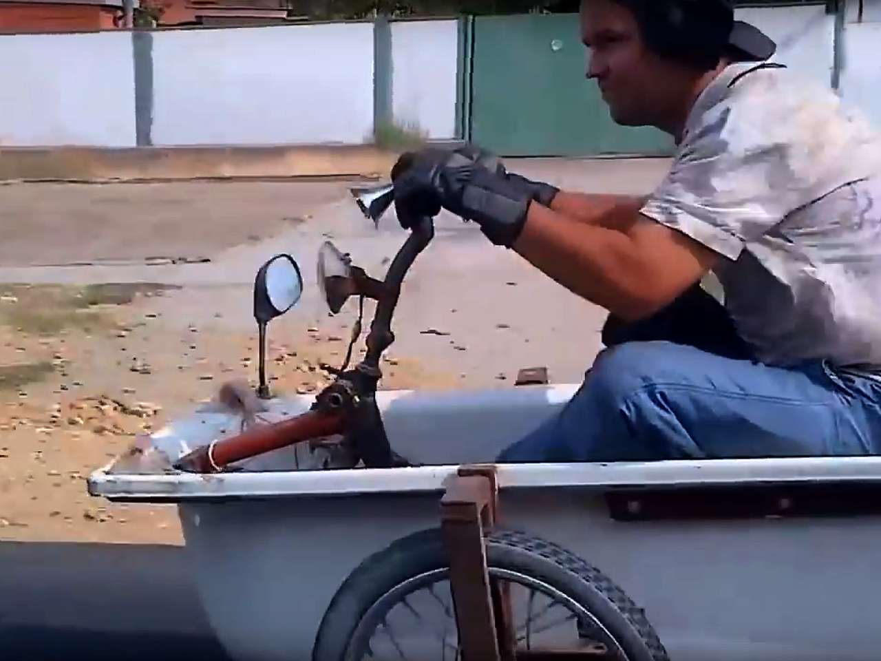 Ванна с моторчиком, стол для пикника, авиалайнер и другие «соседи» по потоку...