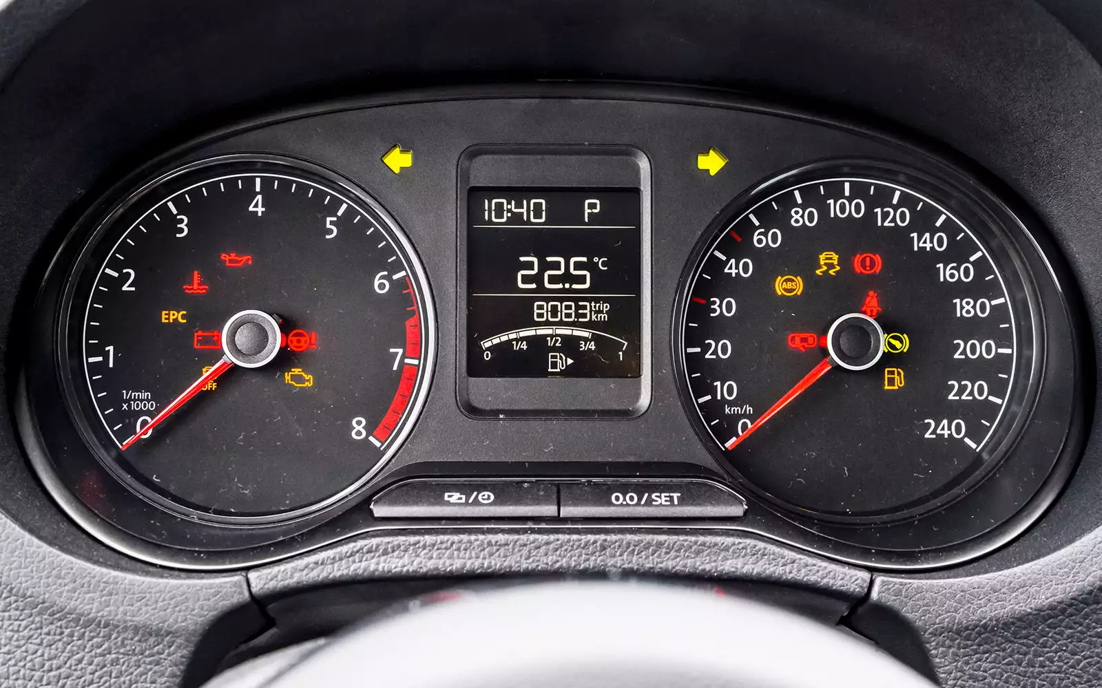 Ошибки vw. Фольксваген поло 2016 индикатор топлива. Volkswagen Polo индикация приборной панели. VW Polo sedan 2014 приборная панель. Приборка Фольксваген поло 2013 индикация