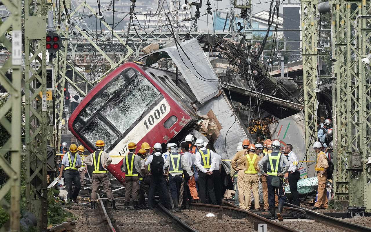 Поезд на скорости 120 км/ч снес грузовик с апельсинами