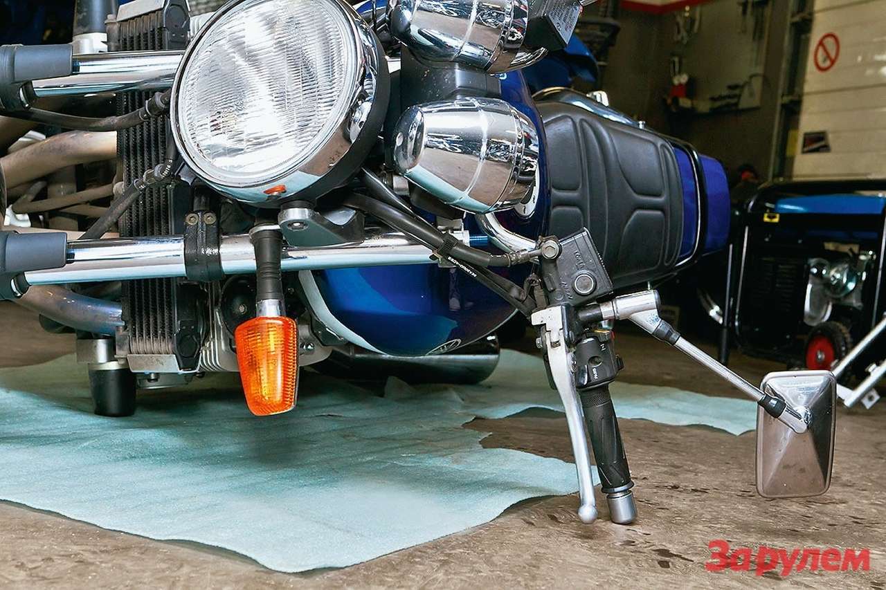 При падении мотоцикл ложится на руль, крышки мотора, подножки и глушитель. В данном случае при установке слайдера двигатель получает дополнительную защиту, зато вероятность повреждения глушителя возрастает.