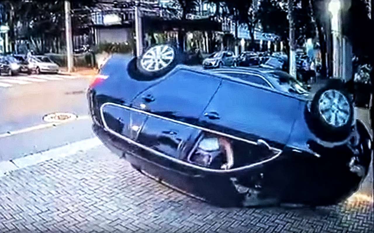 Хотел быть первым! Агрессивному водителю Гольфа воздалось по заслугам