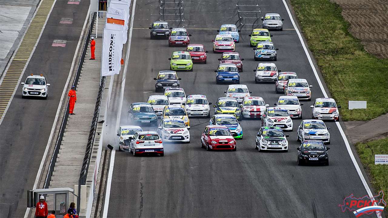 На старте первой гонки заезда "Объединенный 1600" омрачился серьезной аварией, в которую попали Kia Rio Александра Сальникова, Volkswagen Polo Андрея Севастьянова и Renault Twingo Ильдара Рахматуллина.