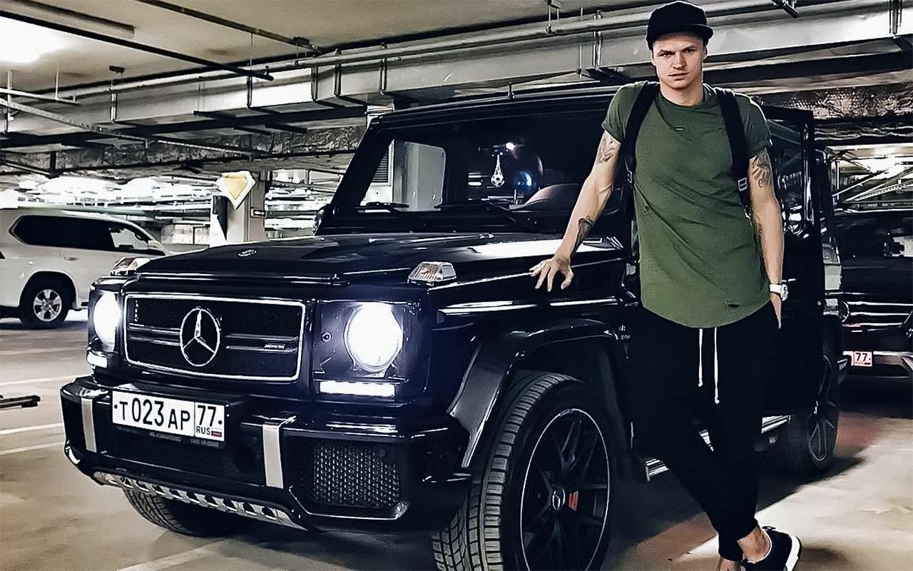 Дмитрий Тарасов. Полузащитник, 30 лет. Для передвижения выбирает только правильный «квадратный» Mercedes-Benz G-класса AMG. Под капотом внедорожника еле помещается турбомотор V8 5.5 мощностью 571 л.с. и крутящим моментом 760 Нм. За радость обладания подобным «геликом» придется выложить не меньше 14 миллионов рублей.