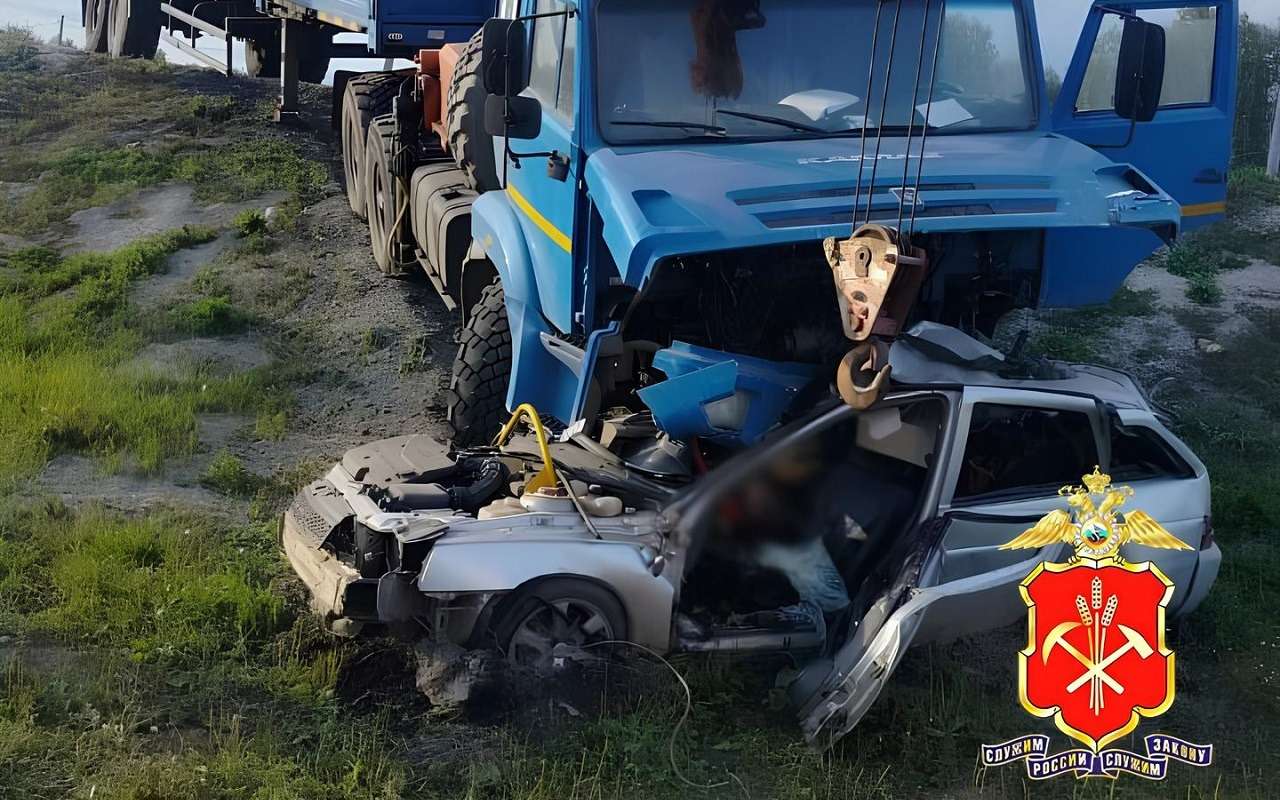 Грузовик поехал на красный и раздавил легковушку: погибли трое