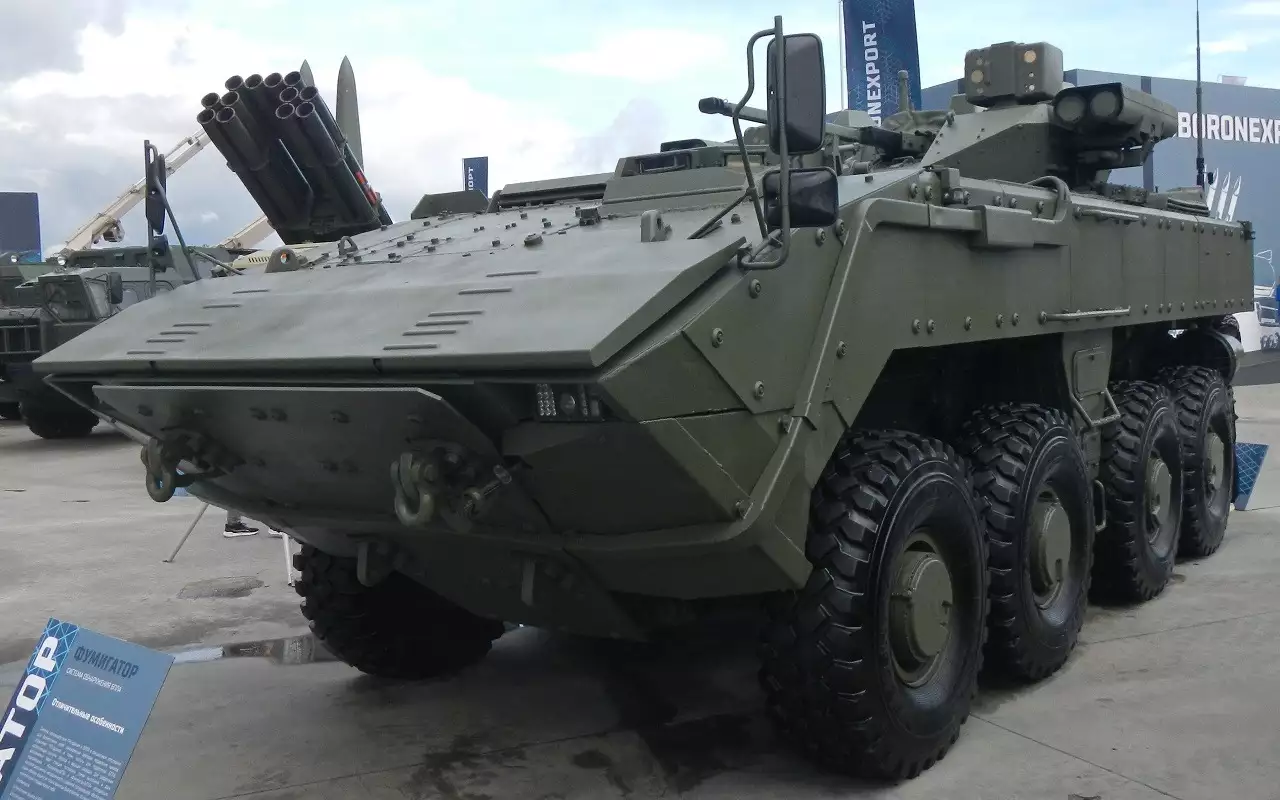 Боевая машина пехоты К-17 на базе универсальной колесной платформы Бумеранг. Помимо штатного оборудования, БМП можно оснащать комплексами активной защиты и оптико-электронного подавления вражеских ПТУР.